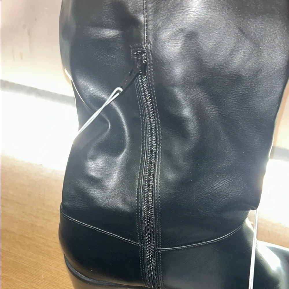 Black Winter Boots with Glossy Finish and Moderate Heel